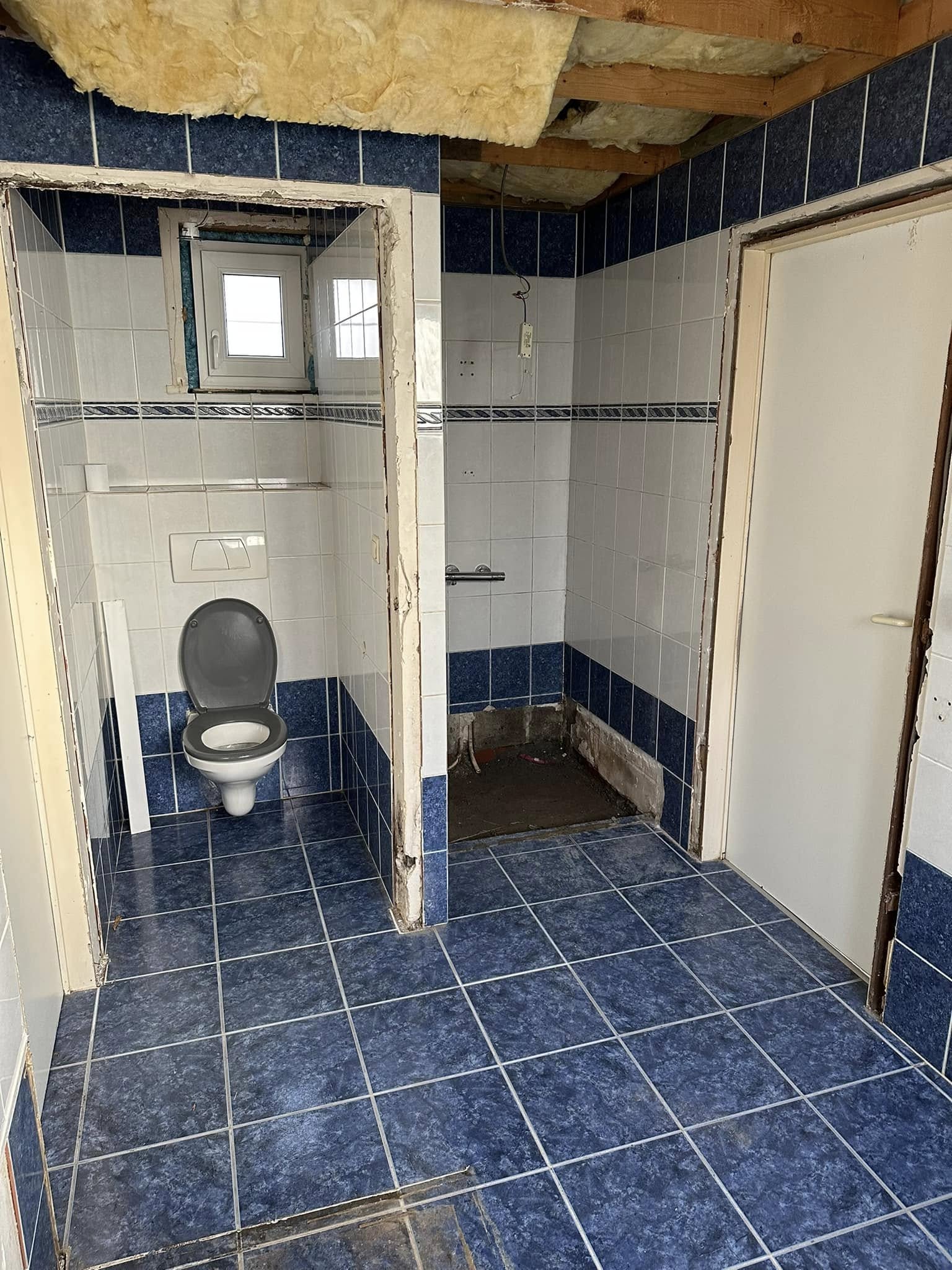 Salle de bain, marbre beige et parquet vinyle réalisé par SF Rénovation