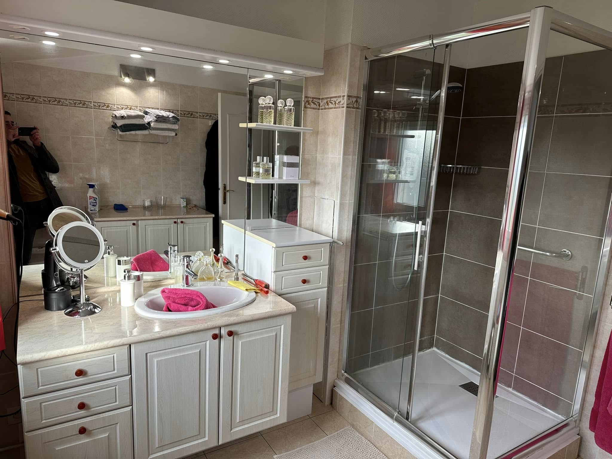 Rénovation complète d’une salle de bain réalisé par SF Rénovation